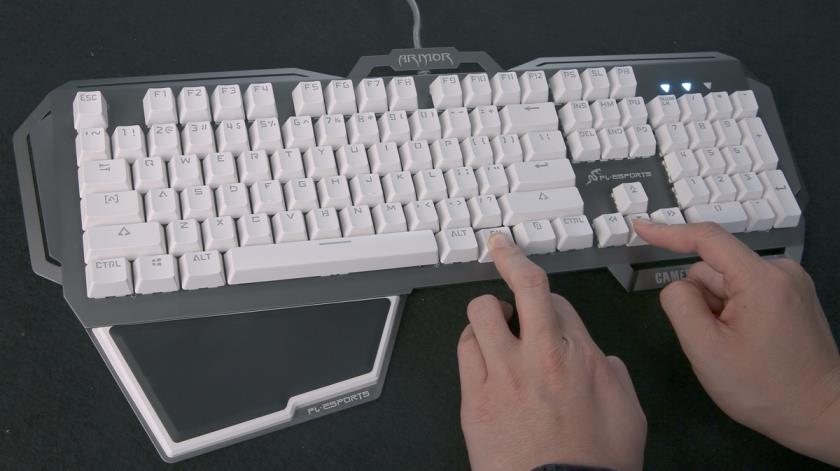 普通机械键盘灯光颜色怎么切换(键盘怎么调灯光特效)