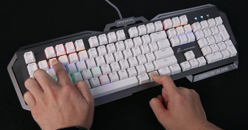 普通机械键盘灯光颜色怎么切换(键盘怎么调灯光特效)